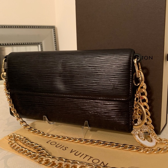 Louis Vuitton Handbags - Louis Vuitton Portefeiulle Int’l. Wallet Crossbody